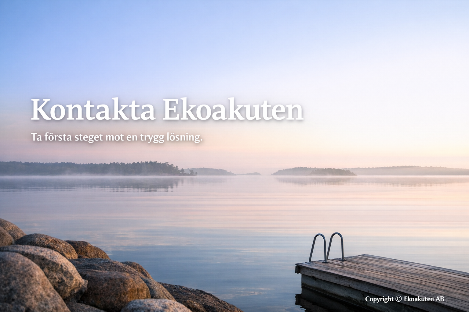 Stillbild av lugn sjö med brygga i gryningsljus – Kontakta Ekoakuten