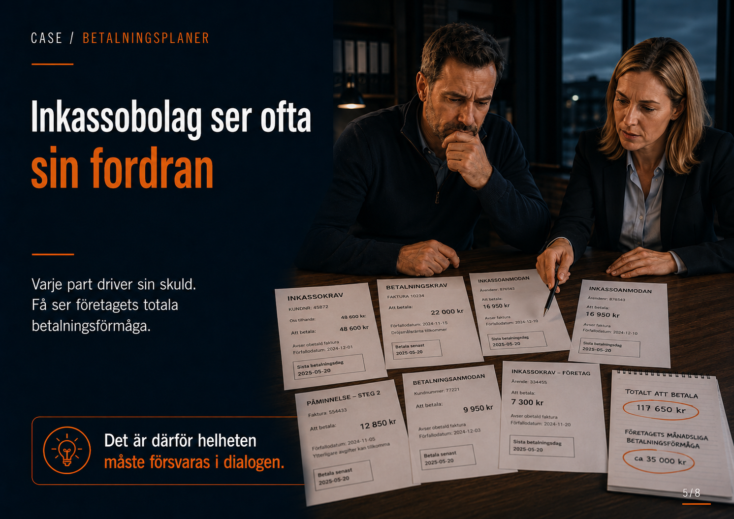 Flera inkassokrav och betalningsanmärkningar ligger på ett bord medan företagets totala betalningsförmåga sammanställs separat.